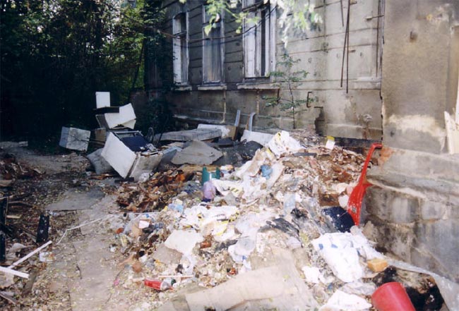 Luppenstraße 2003 ... etwas Müll vor der Tür Luppenstraße 2003 ... etwas Müll vor der Tür