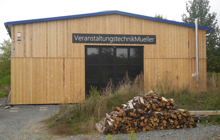 Holzhalle mit unbehandelter Holzfassade und Falttor - VeranstaltungstechnikMueller Margarethenhain 1, 04571 Rötha OT Espenhain - Oktober 2019